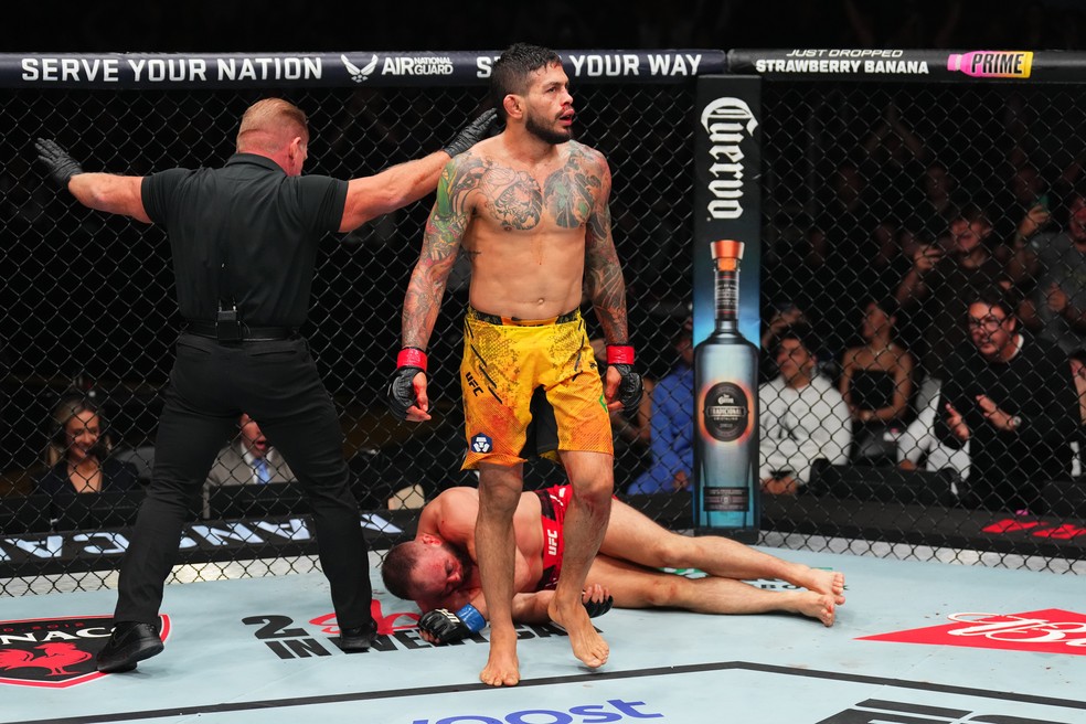 Carlos Diego Ferreira nocauteou Mateusz Rebecki no UFC St. Louis — Foto: Josh Hedges/Zuffa LLC via Getty Images