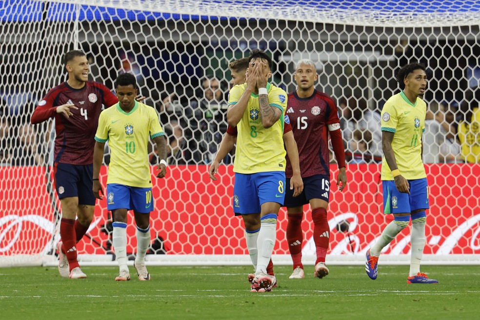 Paquetá lamenta chance perdida contra a Costa Rica, na estreia do Brasil na Copa América — Foto: Kevork Djansezian/Getty Images