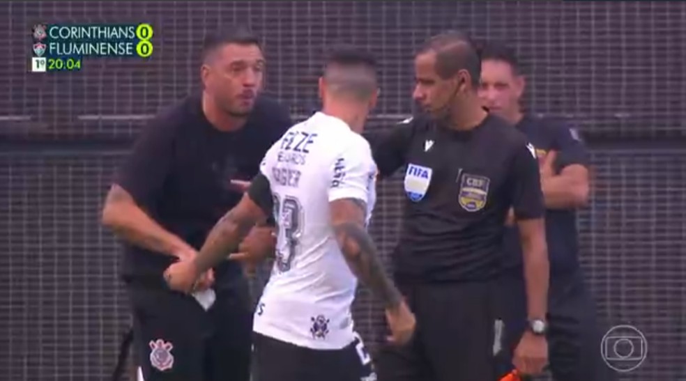 Auxiliar do Corinthians é impedido de passar bilhete para Fagner durante jogo — Foto: Reprodução/Globo