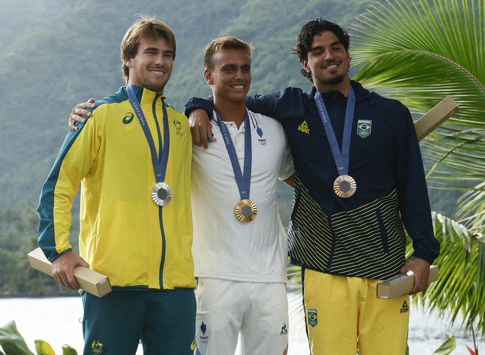 Gabriel Medina com a medalha de bronze do surfe em Paris 2024 &mdash; Foto: Ben Thouard / POOL / AFP