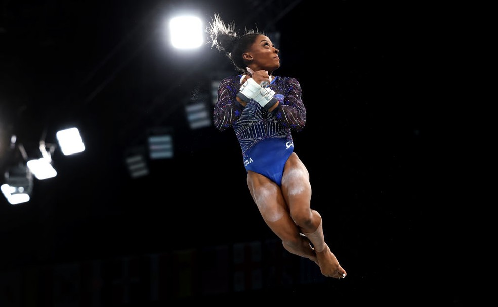 Simone Biles se apresenta na barra na final individual geral — Foto: Jamie Squire/Getty Images