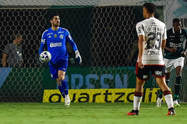 Rossi supera marca de Matheus Cunha em número jogos sem sofrer gol