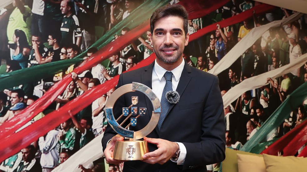 Abel Ferreira com o troféu Quinas de Ouro, recebido no ano passado  — Foto: Fabio Menotti/Palmeiras