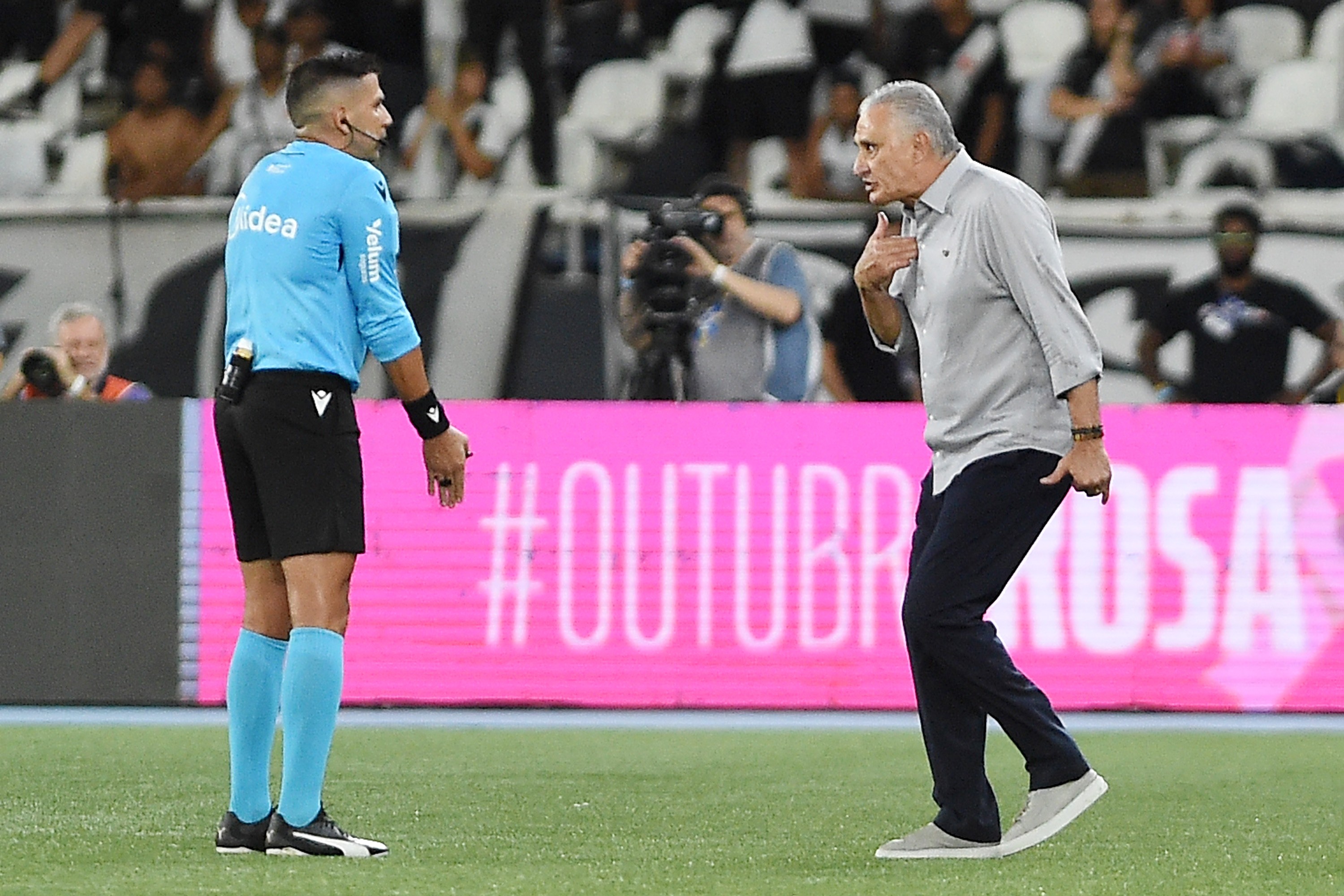 Botafogo x Vasco: Tite se empolga com gol anulado, invade o campo e é expulso