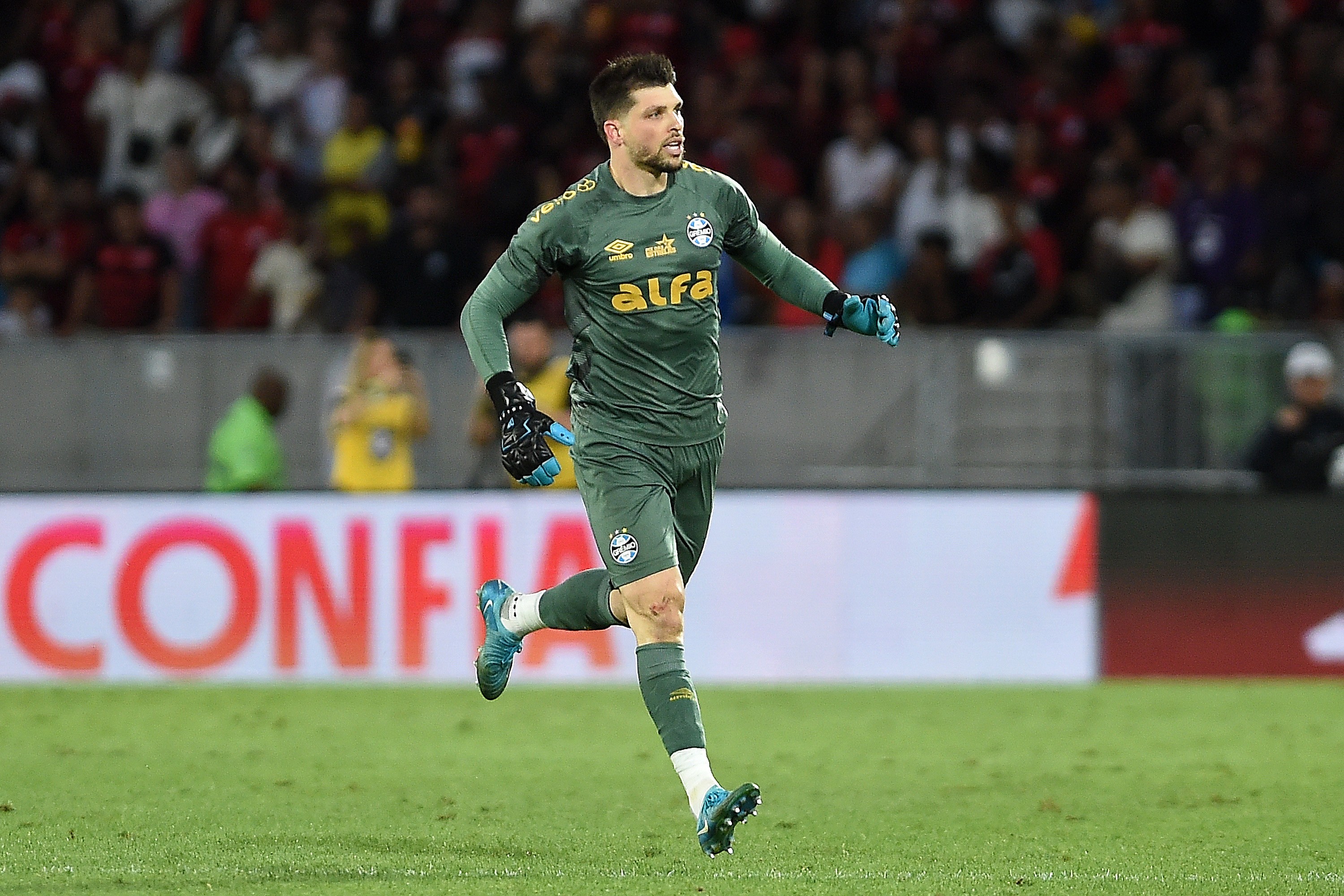 Novo Goleiro do Grêmio Mostra Habilidade e Segurança nas Defesas