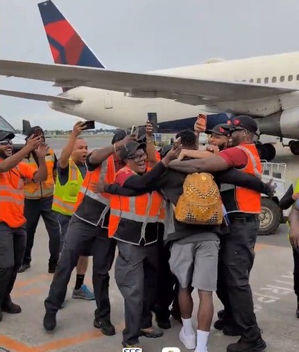 Cabo Verde desembarca para a disputa da primeira Copa com direito a festa no aeroporto; vídeo