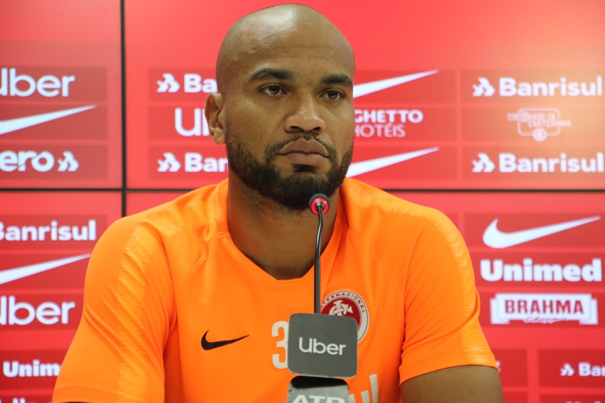Moledo recebe consulta do futebol grego, mas mantém foco no Inter: "Sou feliz aqui"