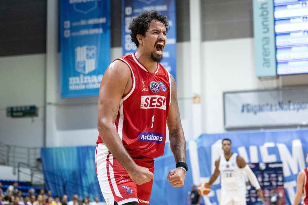 Lucas Dias comemora cesta pelo Franca contra o Minas no jogo 1 das quartas de final da BCLA 2025/2026 — Foto: Marcos Limonti RELANCE / SFB