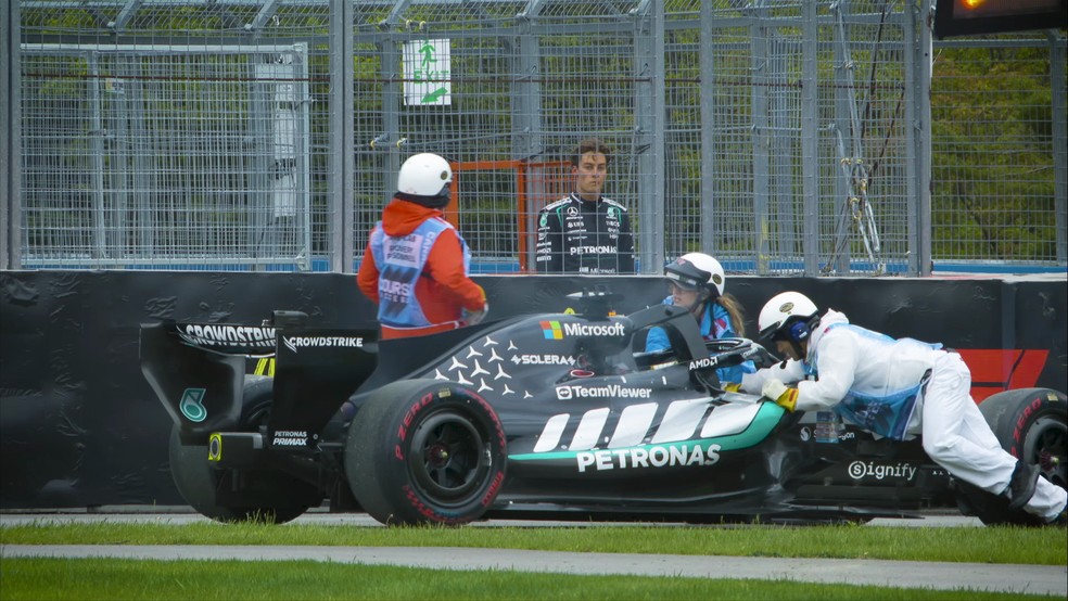 George Russell observa seu carro ser recolhido após o abandono no GP do Canadá, em Montreal — Foto: Reprodução/sportv