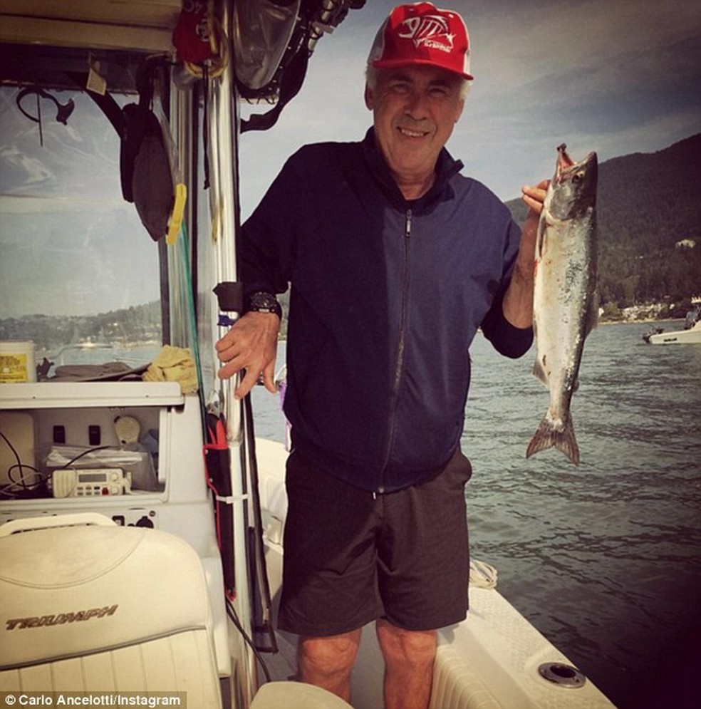 Carlo Ancelotti em 2015, durante viagem para pescar salmões — Foto: Reprodução / Instagram