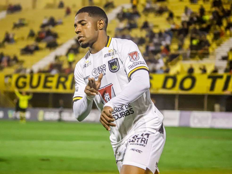 Douglas Skilo com a camisa do Volta Redonda — Foto: Raphael Torres/VRFC