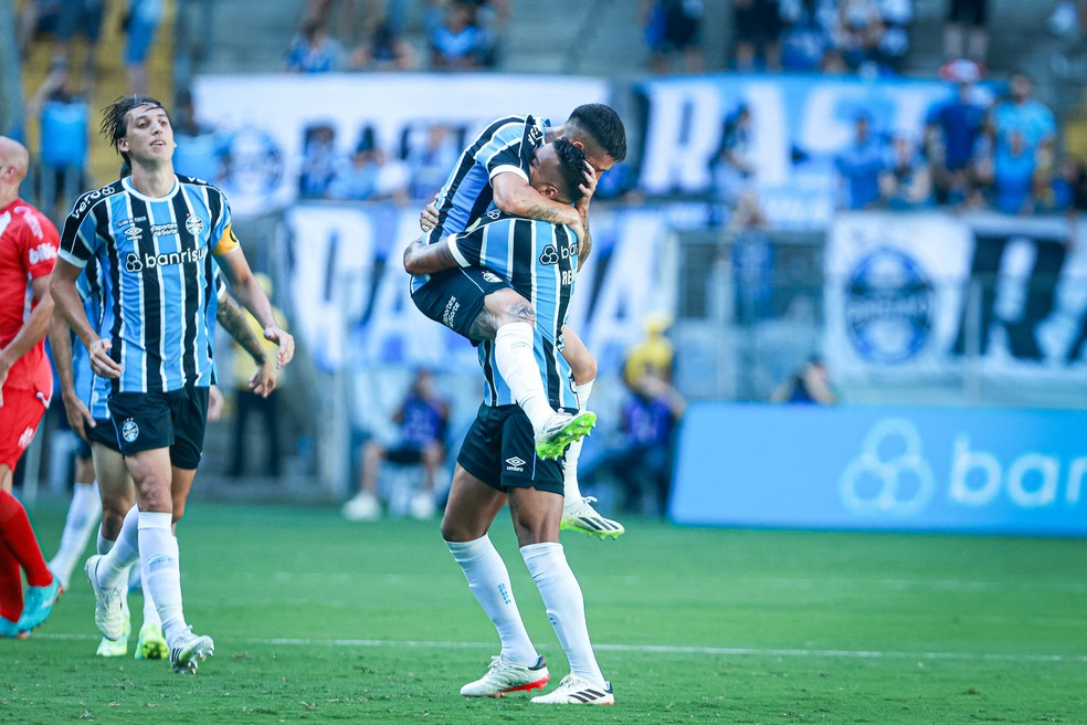 Pavon comemora gol do Gremio contra o Guarany de Bage — Foto: Maxi Franzoi/AGIF