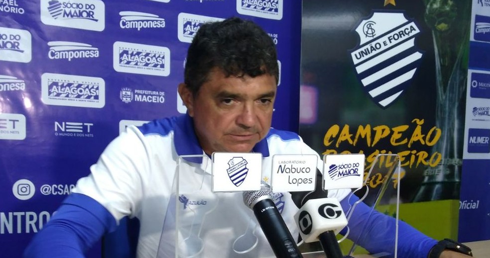 Técnico do CSA elogia reforço internacional: Dispensa comentários