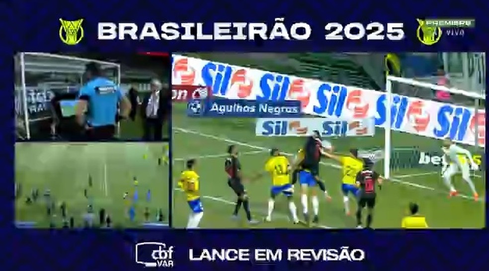 Pênalti para o Bragantino contra o Palmeiras durante jogo pelo Campeonato Brasileiro.