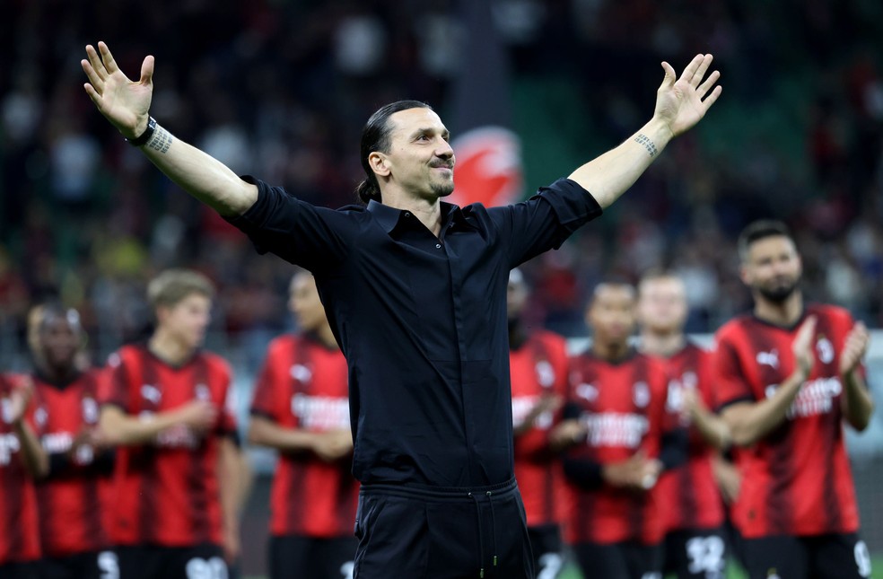 Ibrahimovic recebe a ovação da torcida do Milan após anunciar sua aposentadoria — Foto: Matteo Bazzi/EFE