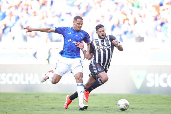 Hulk reivindica pênalti em jogo entre Cruzeiro e Atlético-MG; assista lance polêmico.