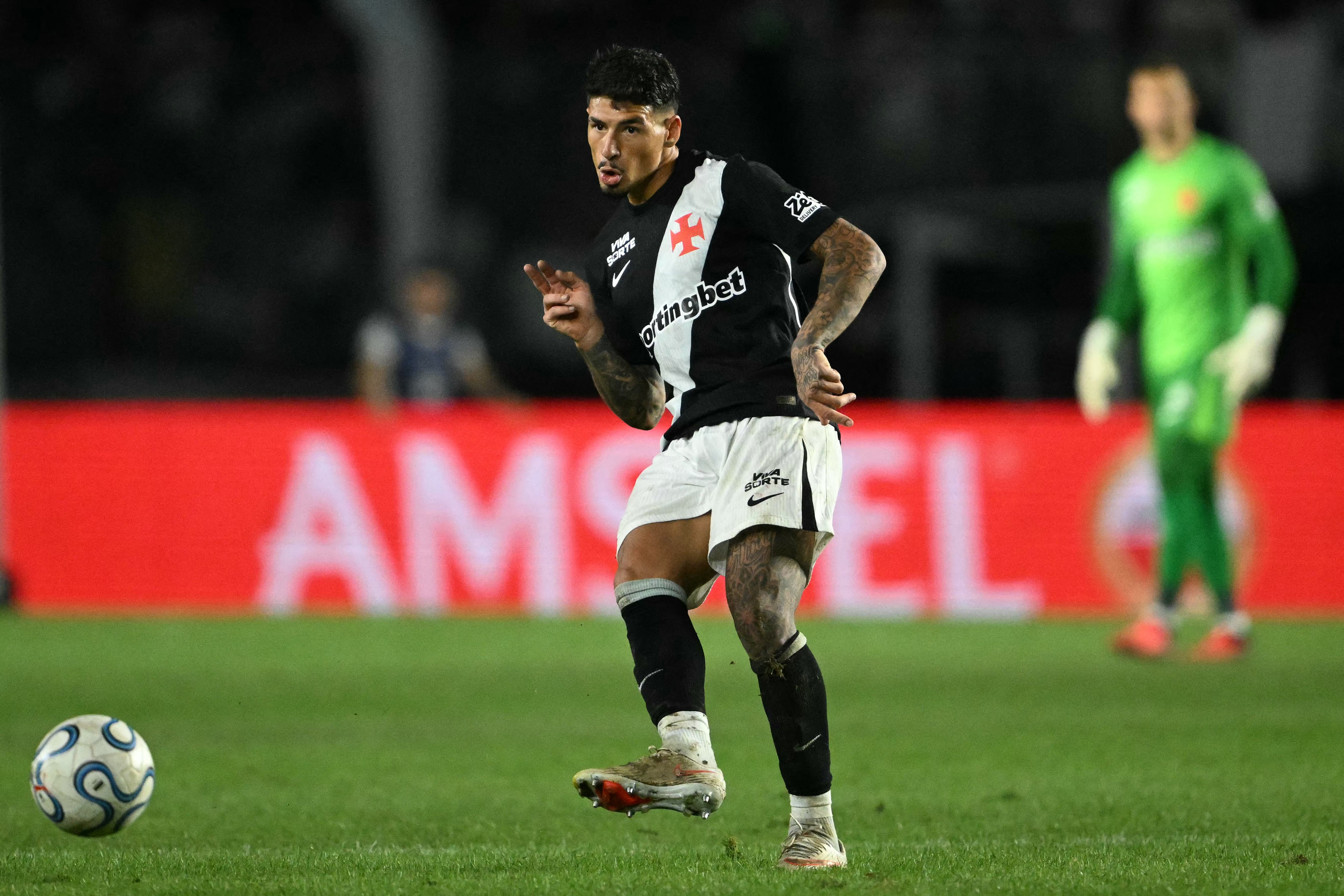Saldivia brilha e conquista torcida do Vasco em noite de redenção