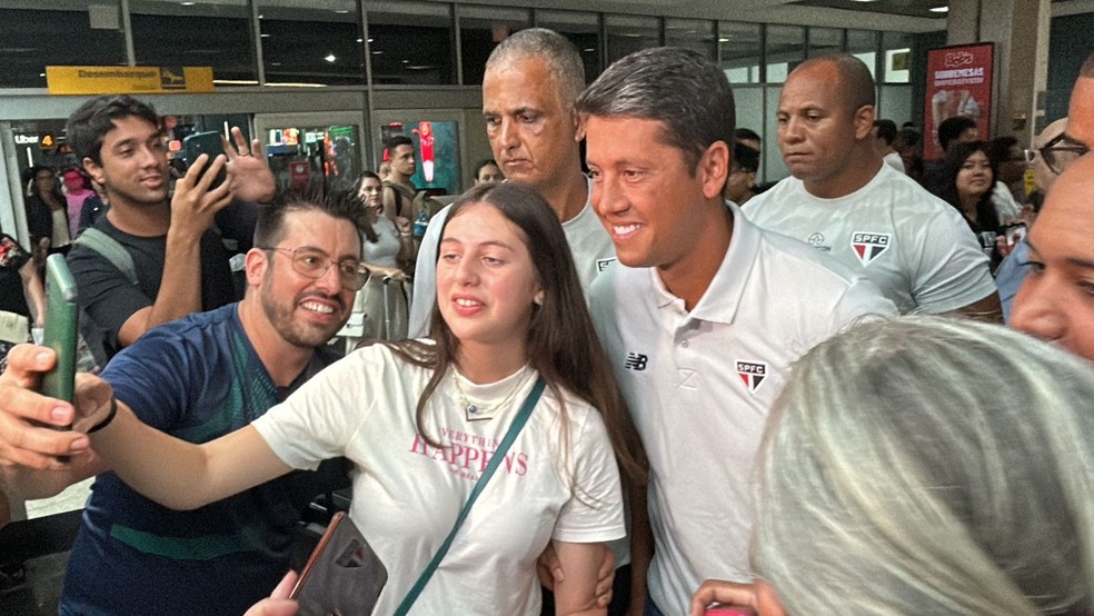 Thiago Carpini, novo técnico do São Paulo, é recebido por torcedores no aeroporto — Foto: Marcelo Braga