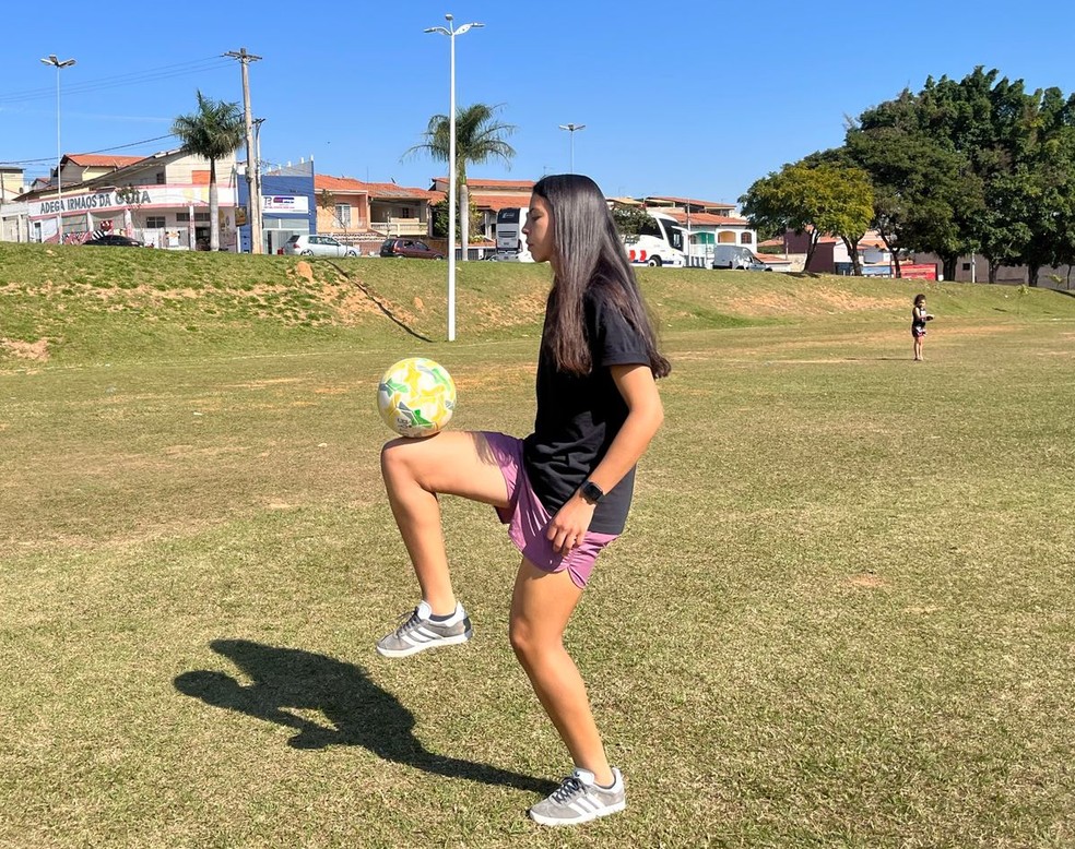 Zagueira Lauren Leal mostrando suas habilidades com a bola — Foto: Bárbara Bruno
