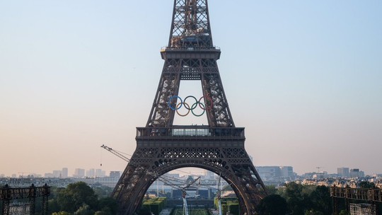 Anéis olímpicos são instalados na Torre Eiffel - Foto: (Divulgação/Paris 2024)
