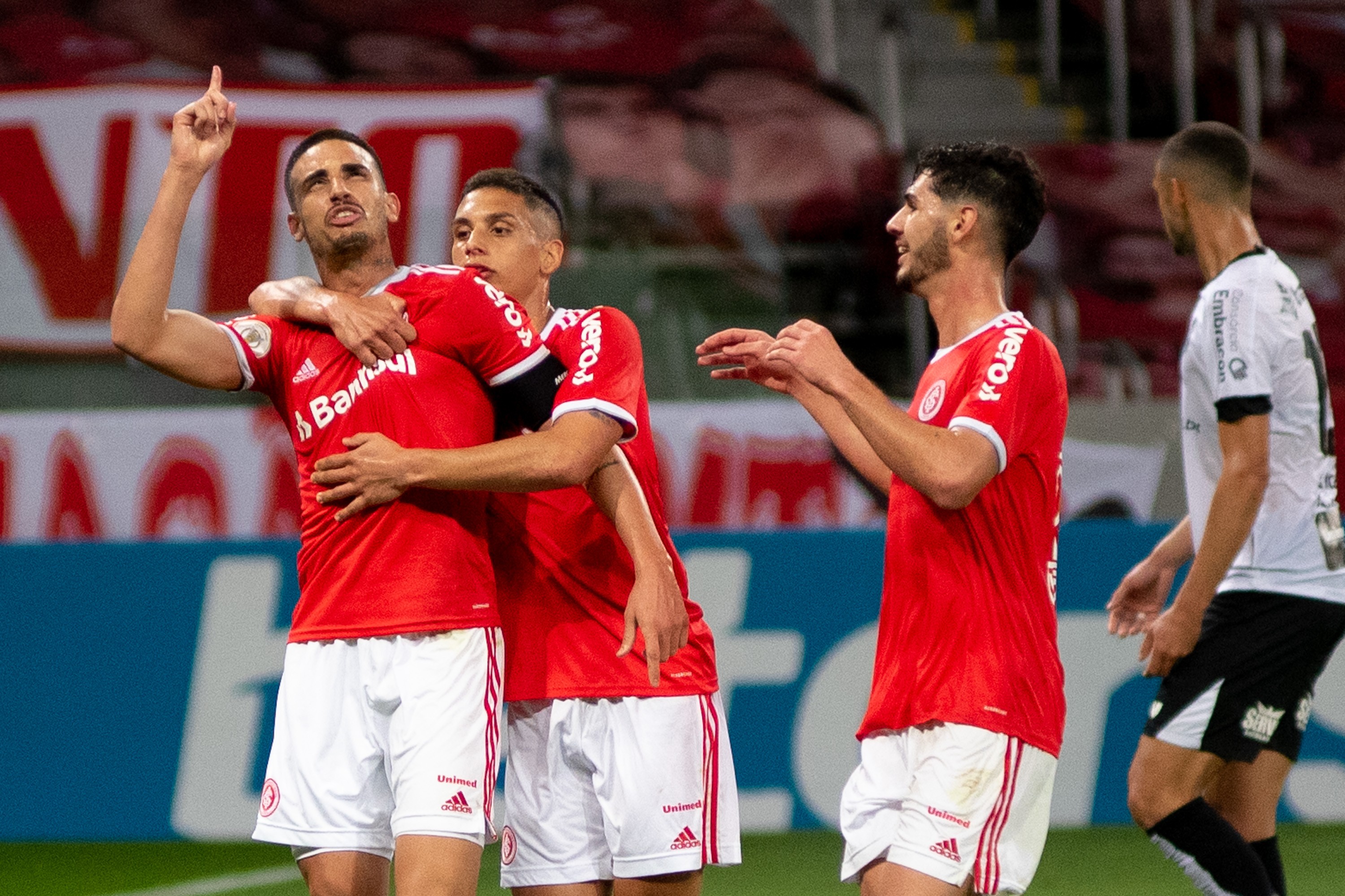 Atuações: Galhardo assina vitória com 2 gols e é o melhor do Inter | Ge