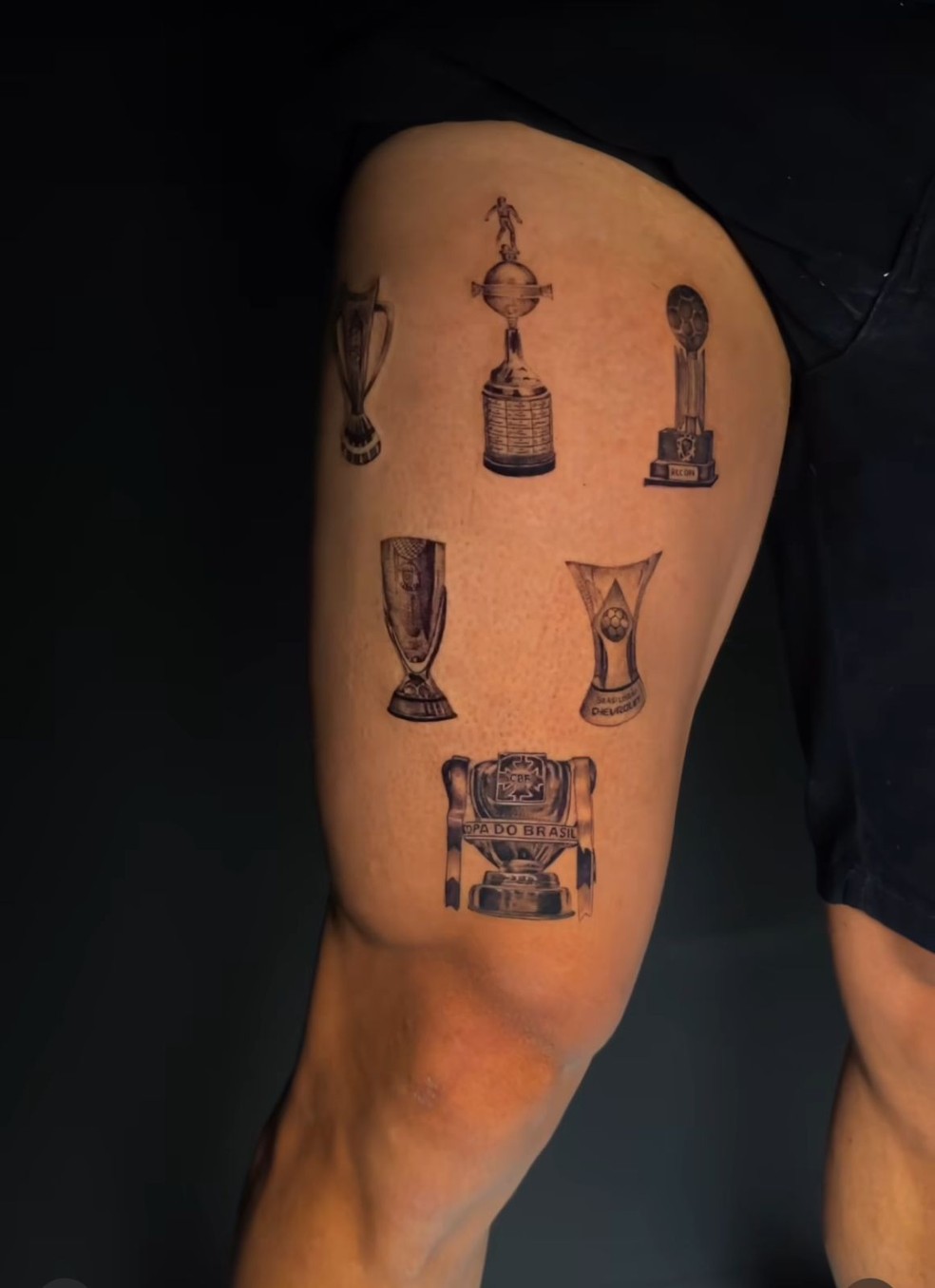 Marcos Rocha tatua na perna troféus de títulos conquistados pelo Palmeiras — Foto: Reprodução