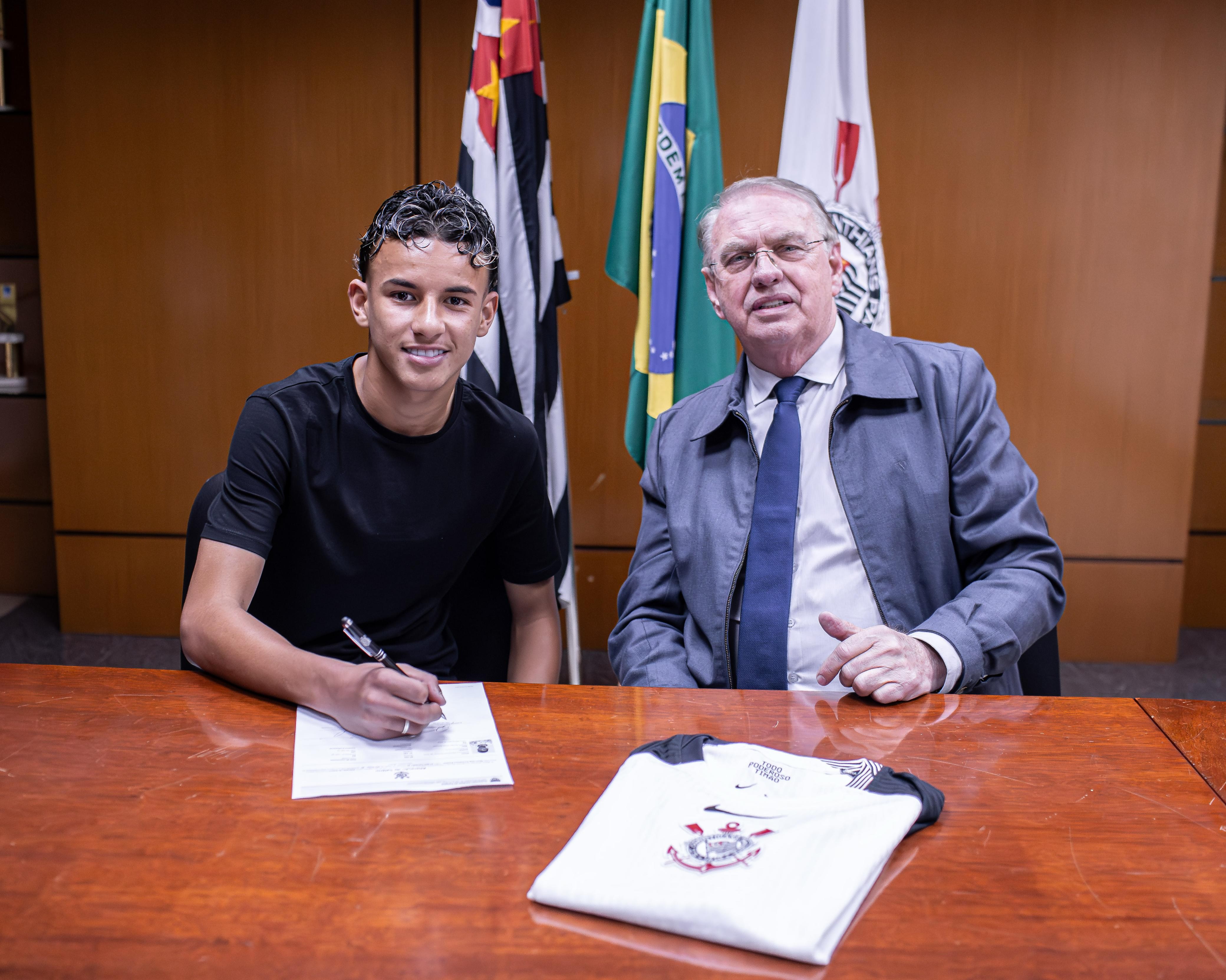 Presidente comprou celulares para presentear dois jogadores com dinheiro do Corinthians