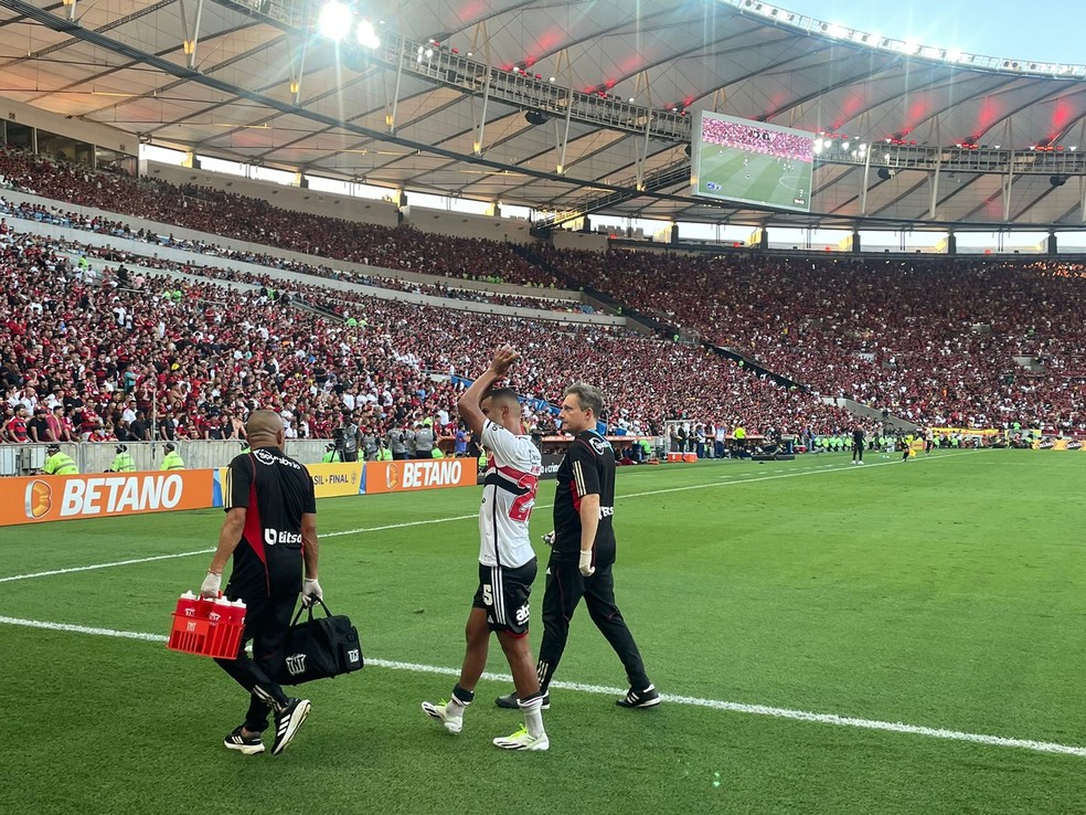 Alisson deixou o campo mancando durante a final entre Flamengo e São Paulo — Foto: Felipe Ruiz