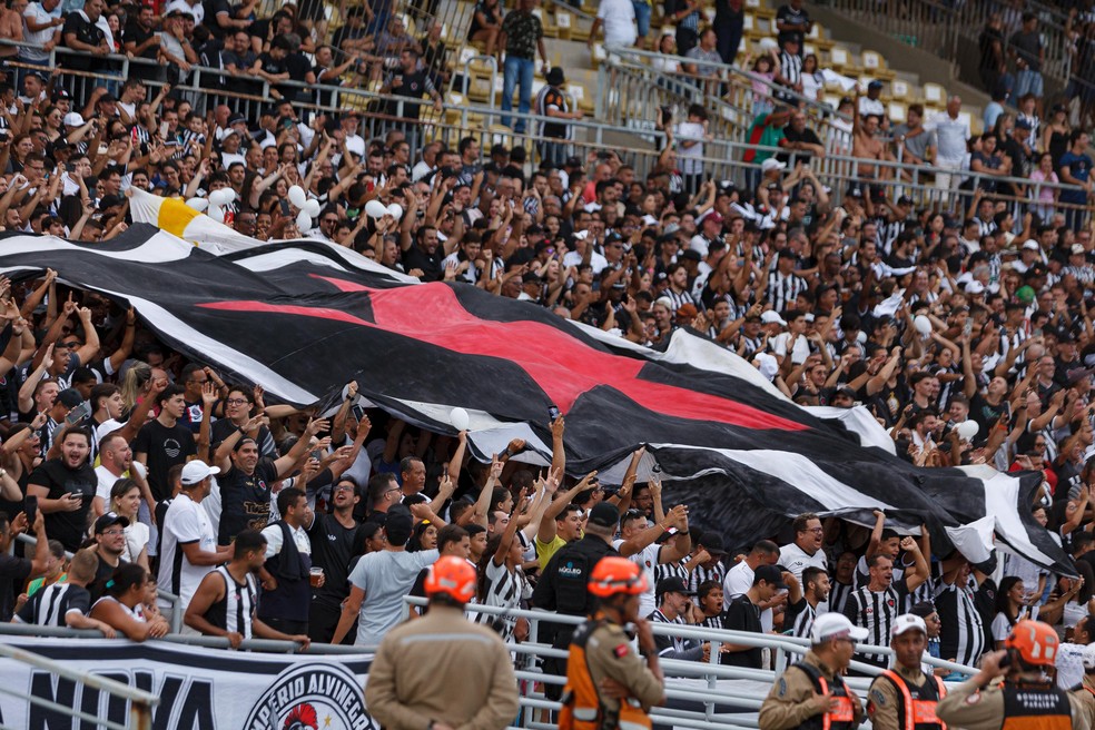 Torcida do Botafogo-PB no Almeid�o � Foto: Cristiano Santos / Botafogo-PB