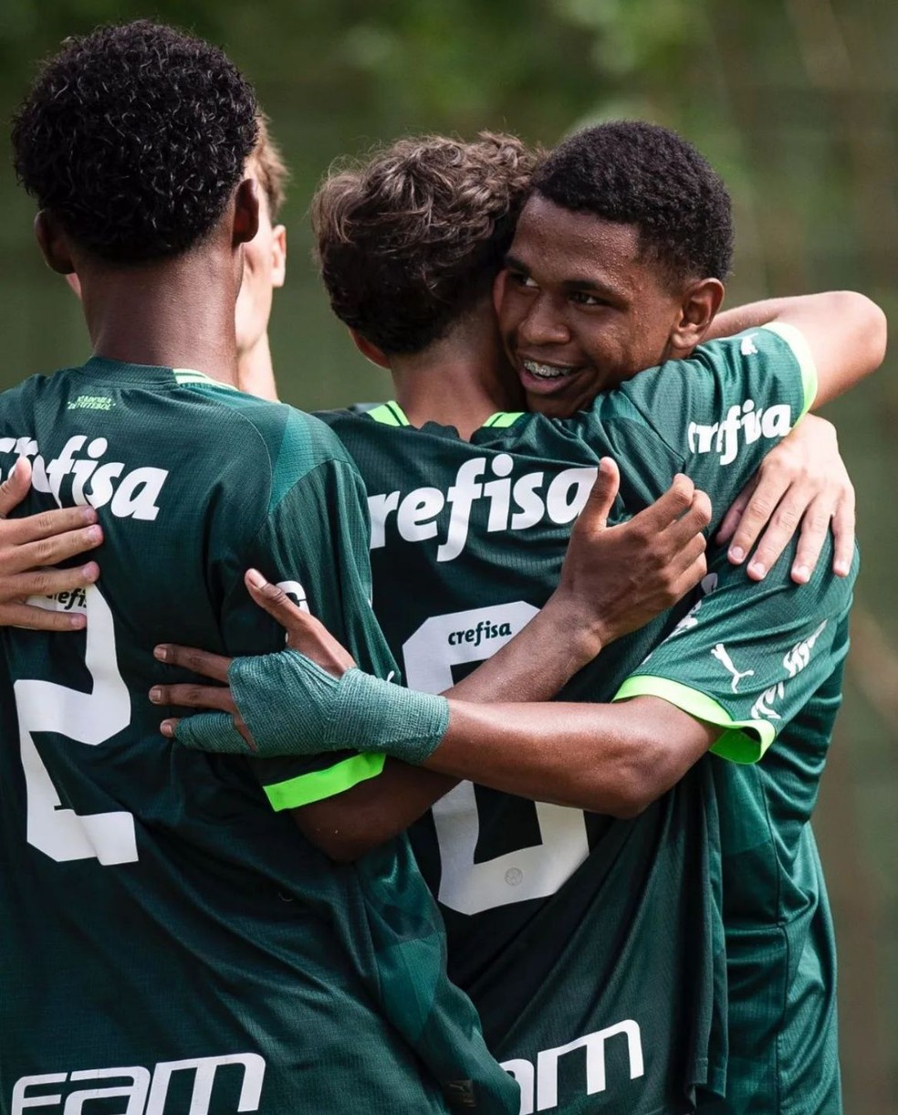 Jogadores do Palmeiras comemoram gol na Copinha de Votorantim sub-15 — Foto: João Brandino