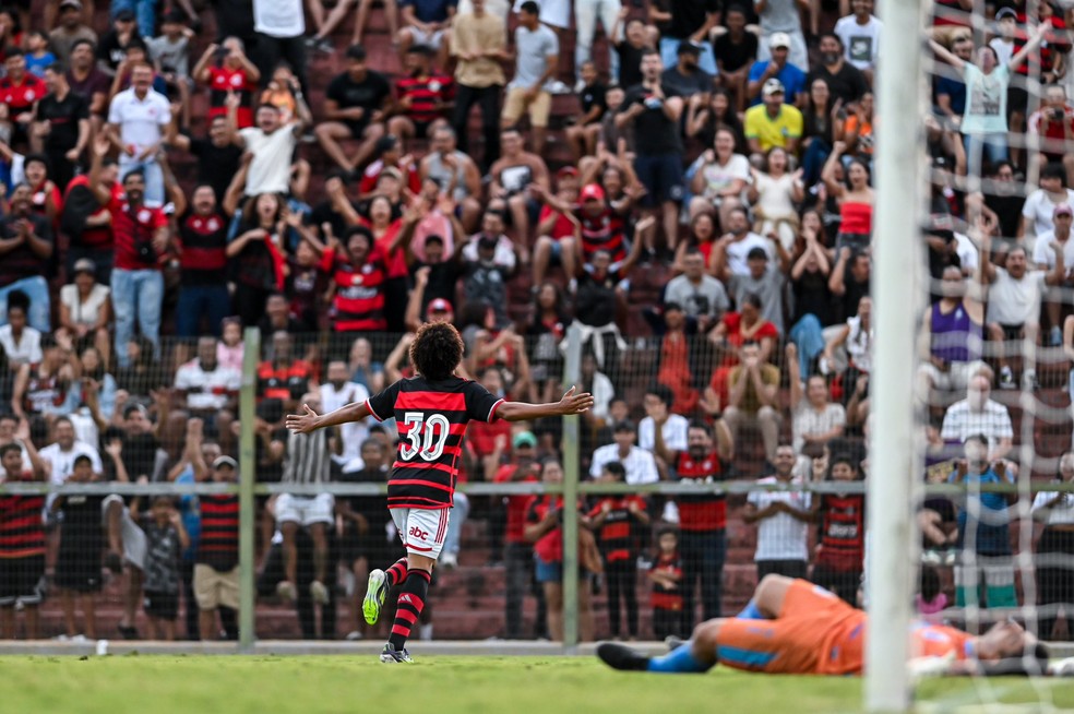 Ryan Roberto comemora com a torcida do Flamengo — Foto: Victor Baetas / CRF