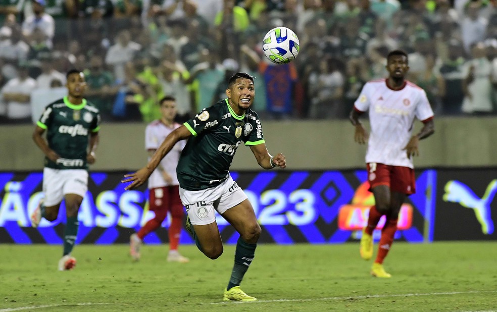 Rony não tira os olhos da bola durante confronto do Palmeiras com o Internacional na Arena Barueri — Foto: Marcos Ribolli