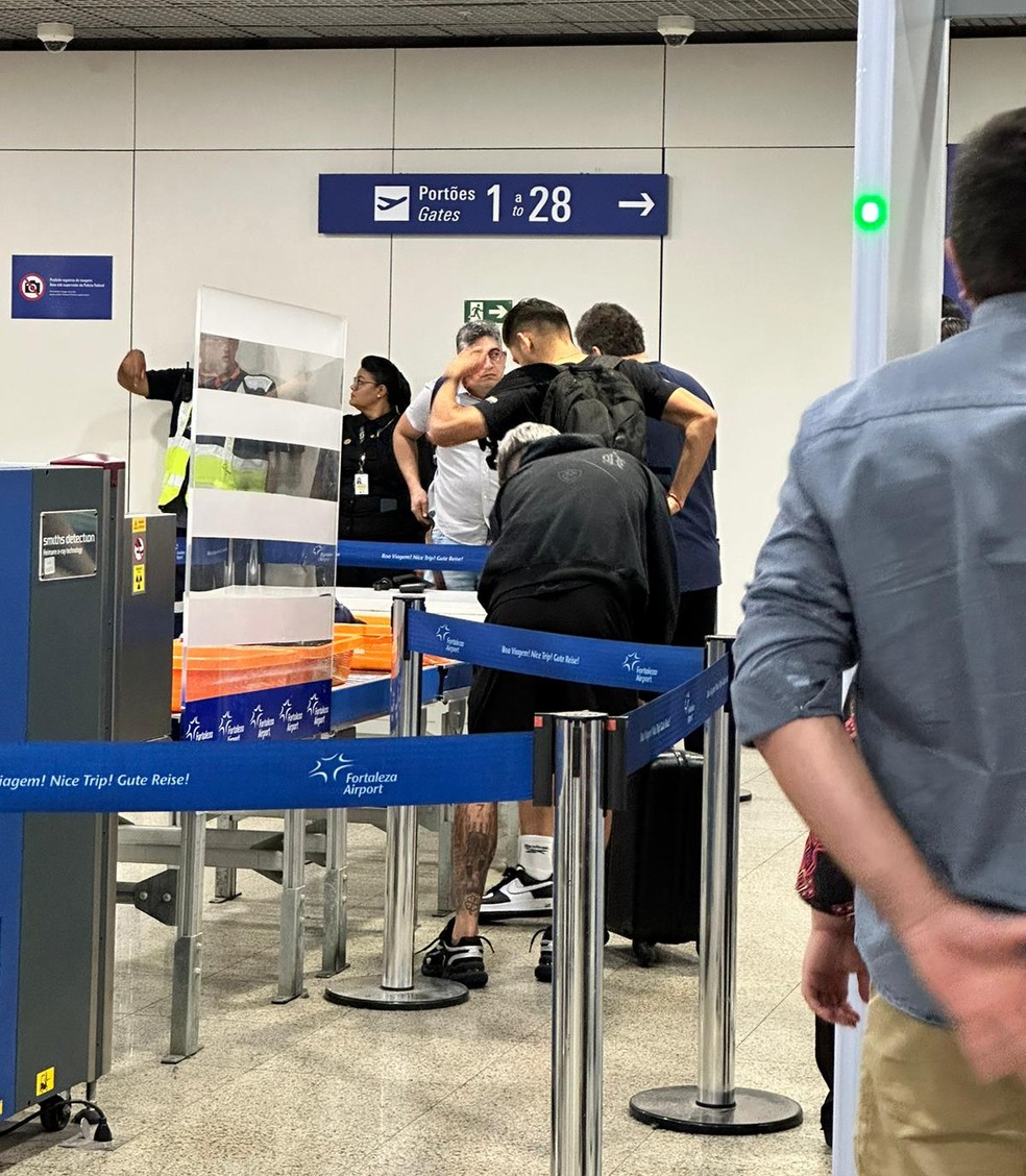 Romero embarca para o Rio de Janeiro de Fortaleza — Foto: Raphael De Angeli