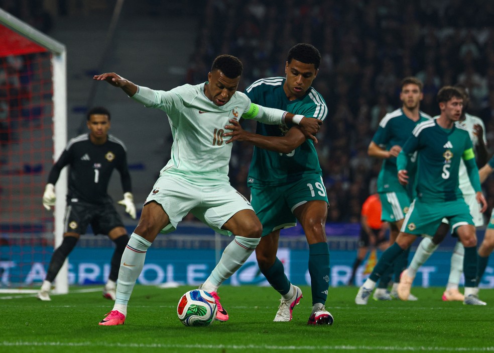 Mbappé durante amistoso entre França e Irlanda do Norte