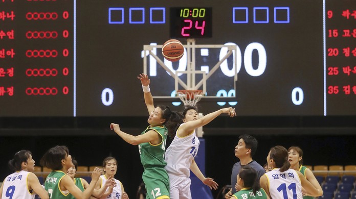 Equipas de basquetebol da Coreia do Sul em Pyongyang para jogo