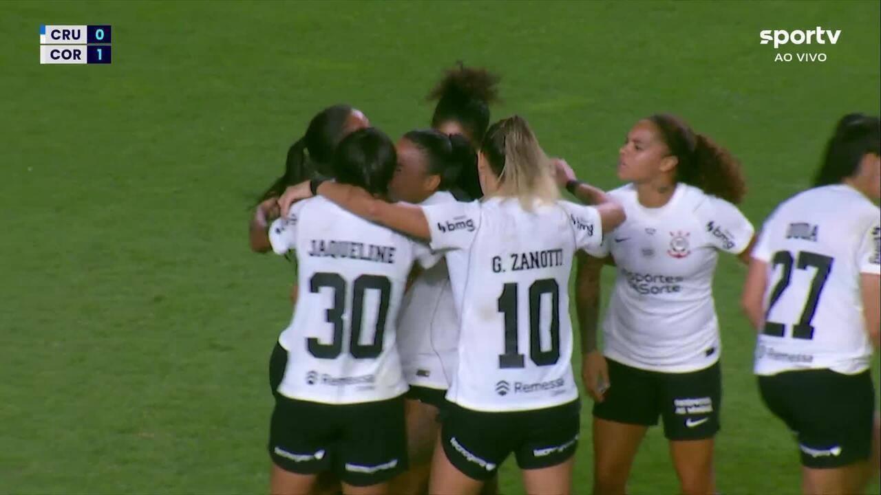 Infração em campo: Corinthians é multado em R$ 10 mil após zagueira promover produto durante jogo