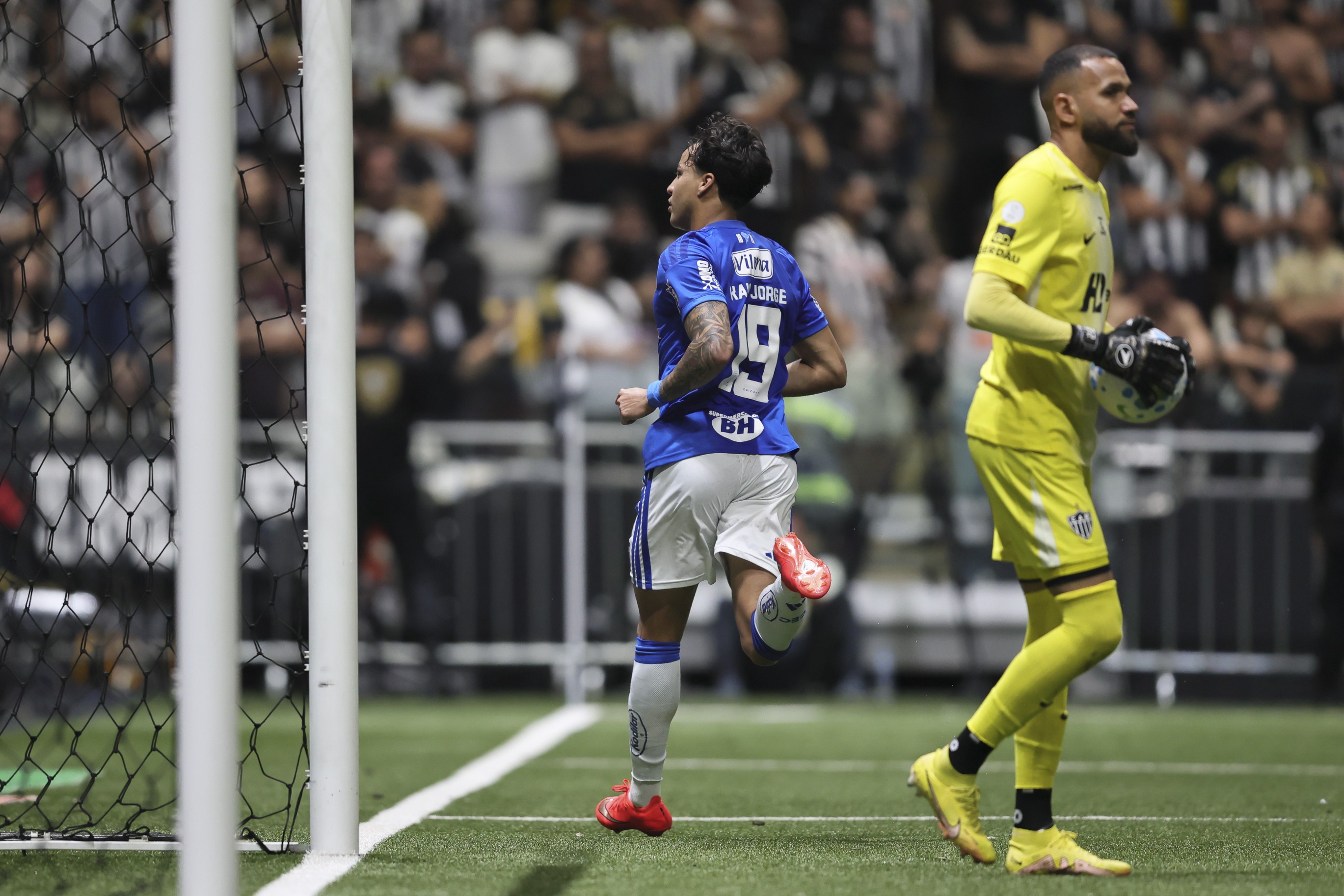 Kaio Jorge marca pelo Cruzeiro, gera revolta no Atlético-MG e provoca: "Papai tá aqui"; vídeo