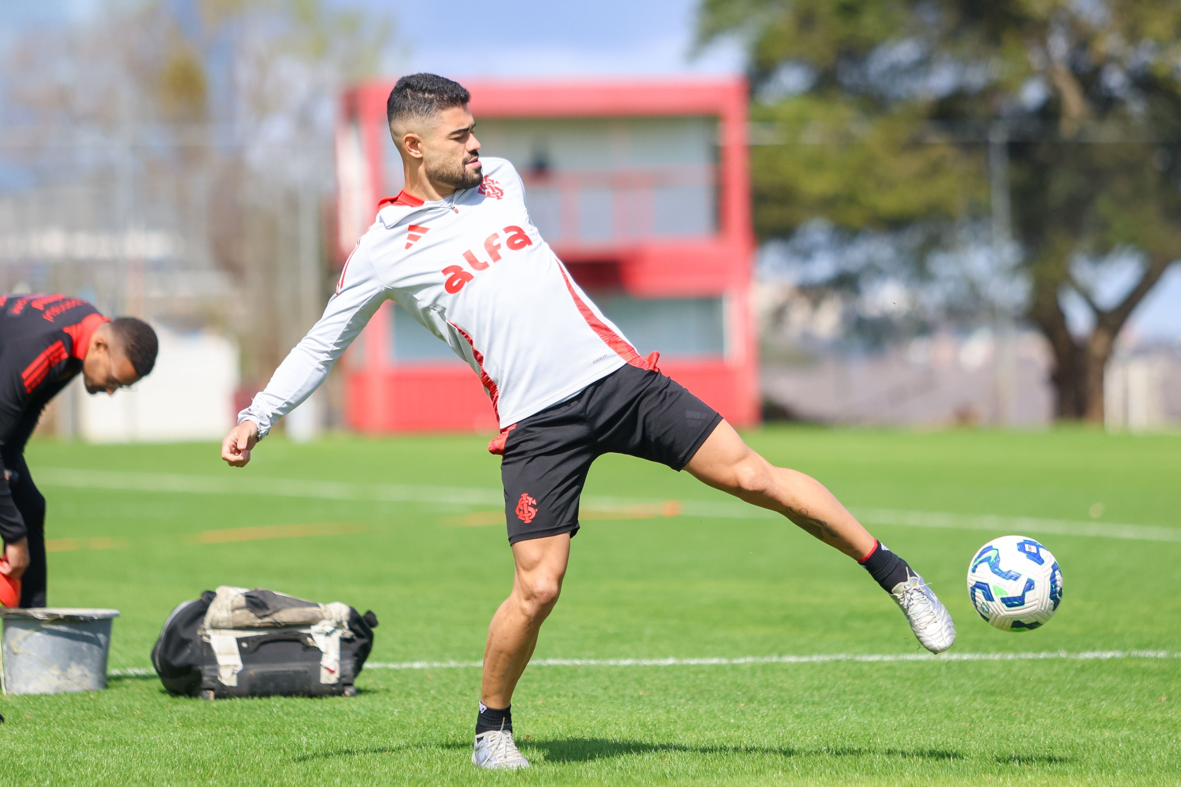 Roger recebe Tabata e aguarda Rochet para definir Inter 
