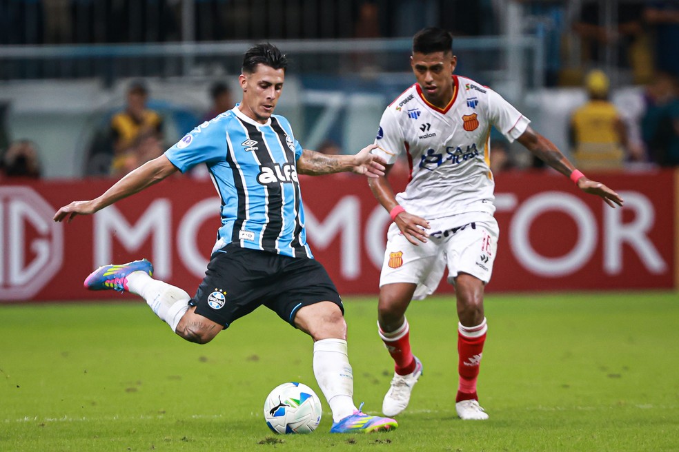Imprensa argentina dá conta de interesse do Vélez em Pavon — Foto: Liamara Polli/AGIF