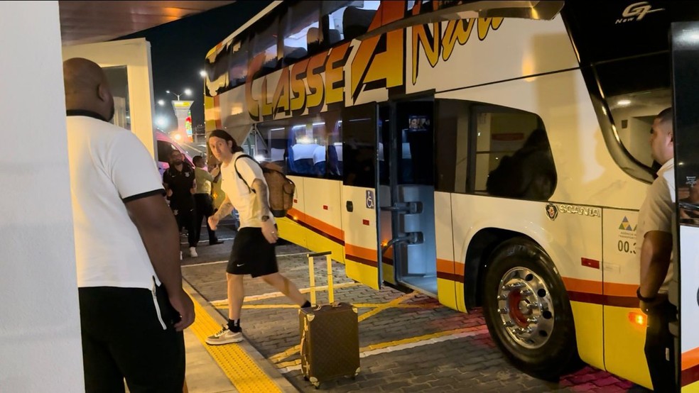 Cássio na chegada do Corinthians em Natal — Foto: Emilio Botta