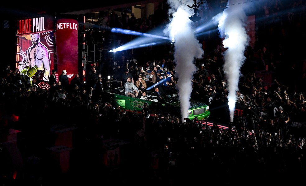 Jake Paul entra na arena em carro conversível — Foto: Stephen McCarthy/Sportsfile via Getty Images