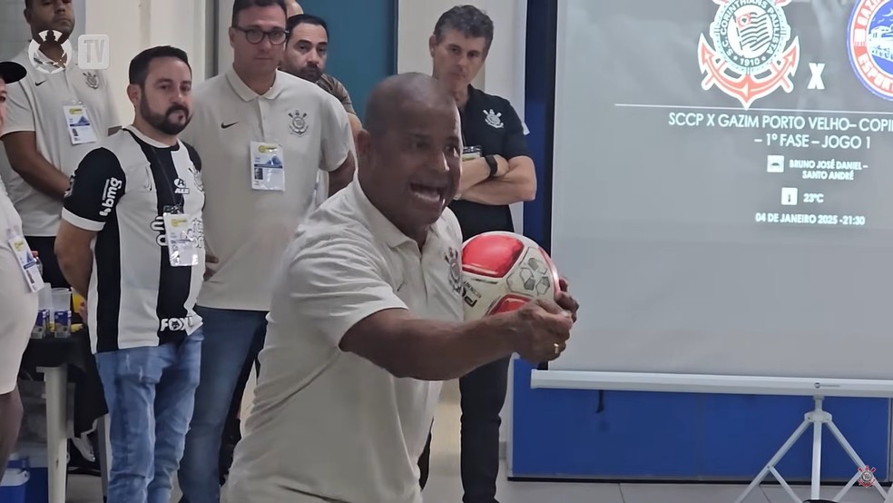 Marcelinho Carioca esteve com time sub-20 antes de estreia na Copinha — Foto: Reprodução / Corinthians TV