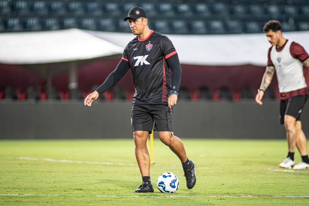 Thiago Carpini comanda treino do Vitória antes da partida contra o Cruzeiro
