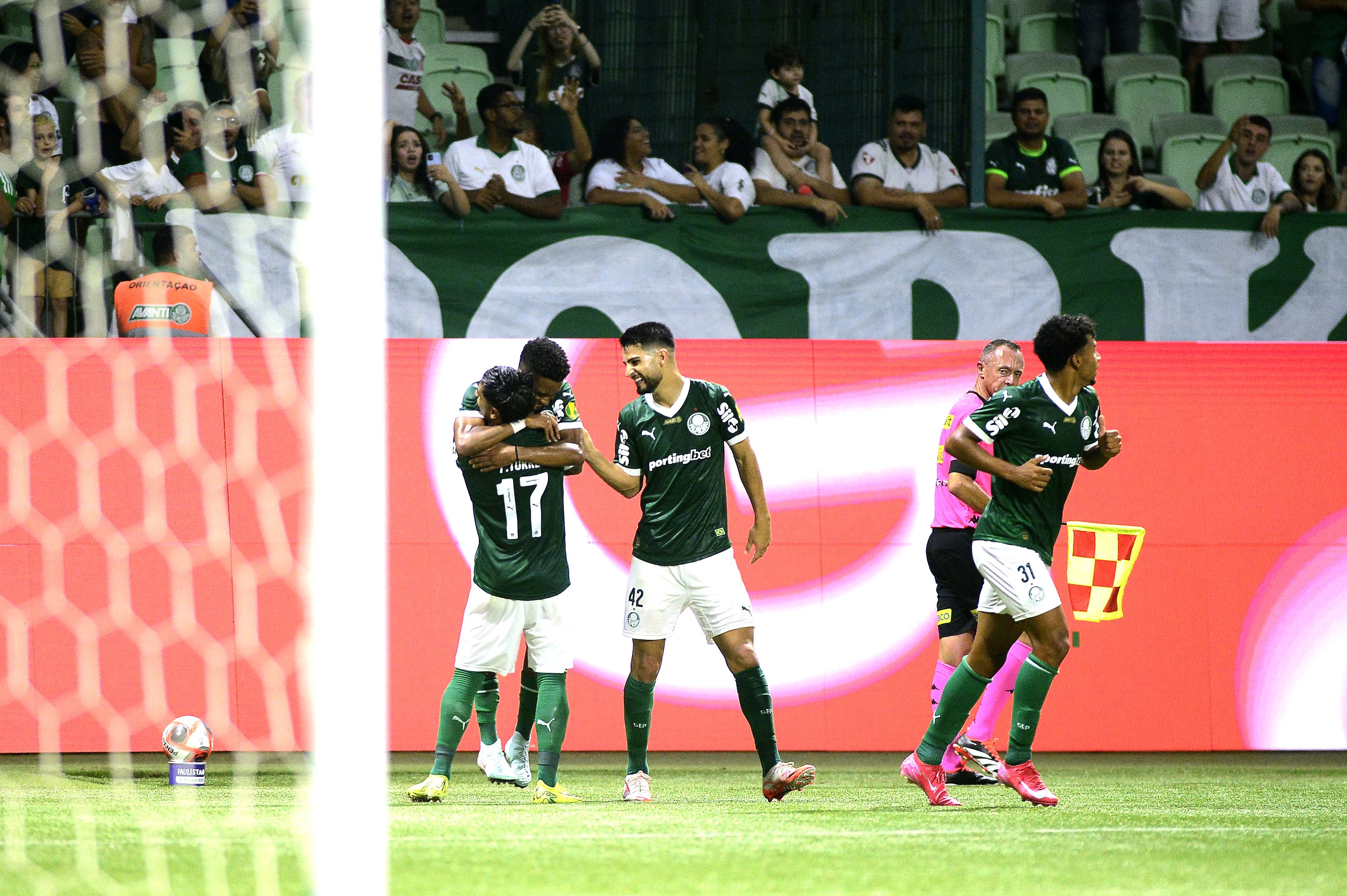 Análise: Palmeiras não encanta, mas ganha chance de espantar fase conturbada e ter dias de paz