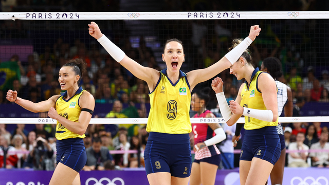 Roberta, Gabi e Rosamaria comemoram ponto contra a República Dominicana