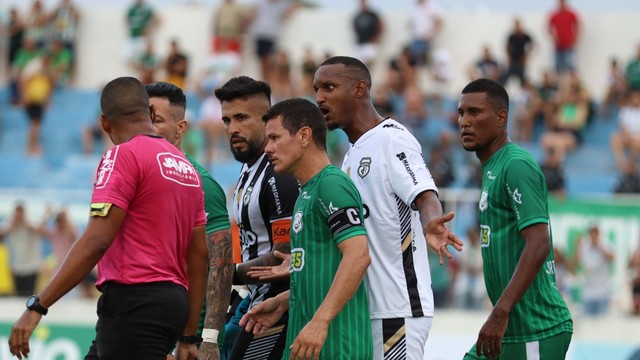 Em alguns lances, o clima ficou quente na partida entre Nacional-PB x Treze