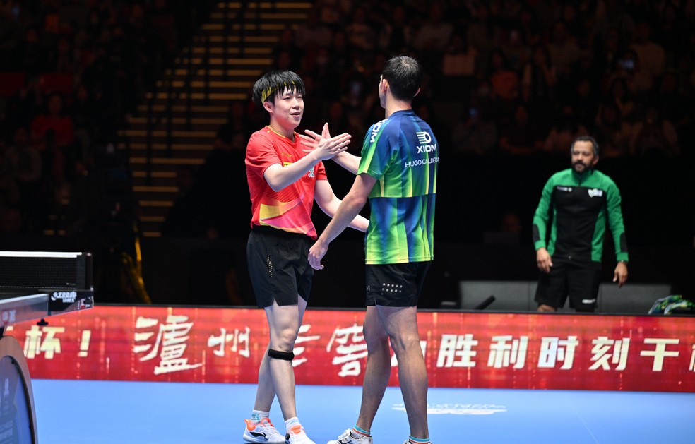 Hugo Calderano e Wang Chuqin na Copa do Mundo &mdash; Foto: Divulga&ccedil;&atilde;o/ITTF