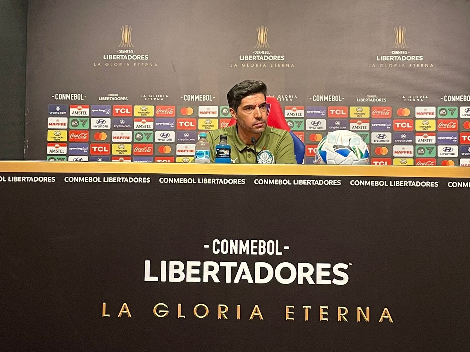Abel destaca reação de Vitor Roque e alerta Palmeiras após classificação.