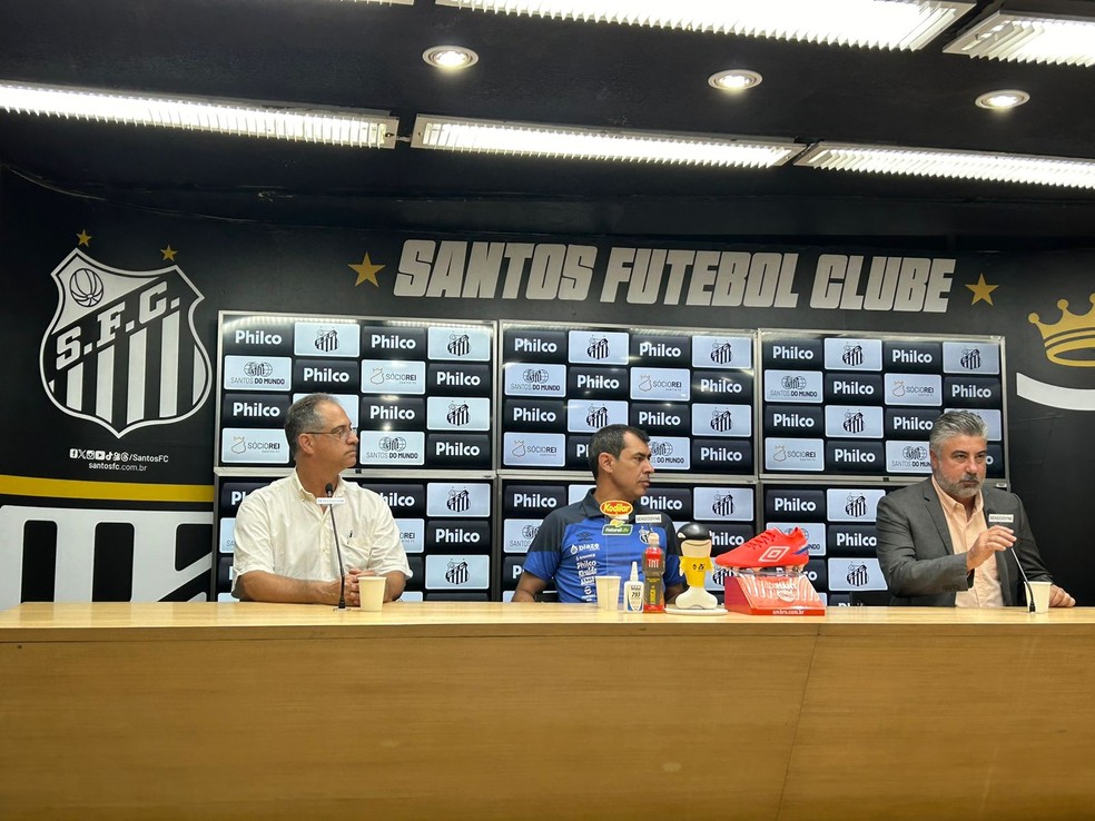Vice-presidente eleito do Santos, Fernando Bonavides, técnico Fábio Carille e coordenador de futebol Alexandre Gallo durante a apresentação do treinador do Santos na Vila Belmiro — Foto: Bruno Giufrida