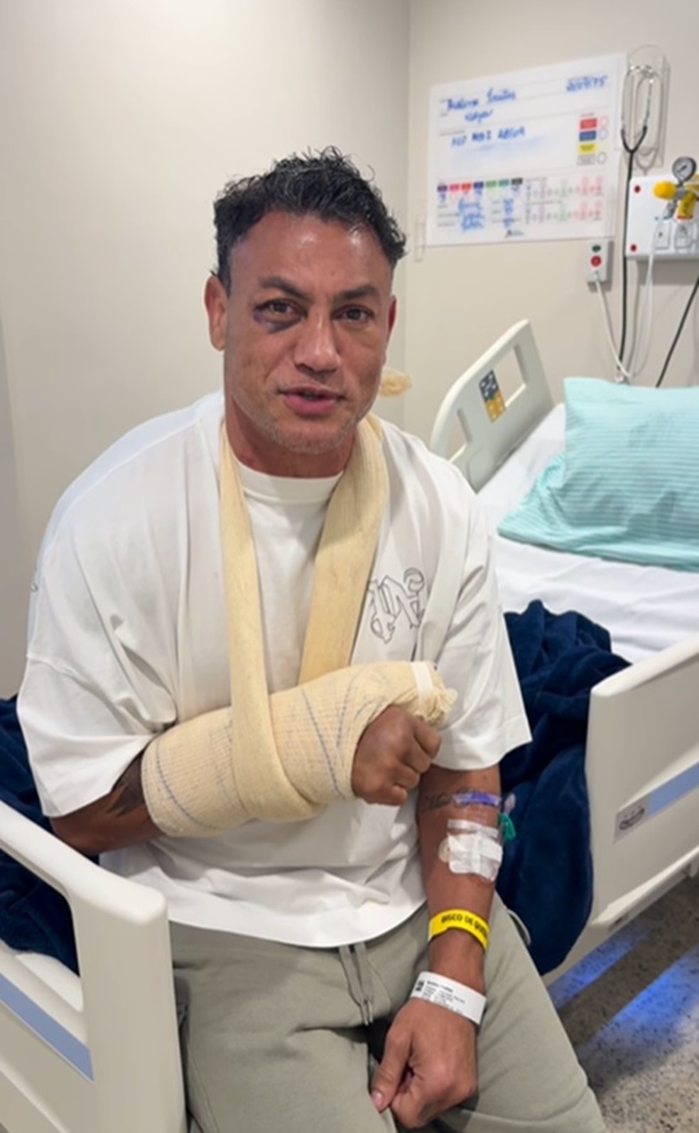 Popó deixa hospital após cirurgia na mão direita — Foto: Reprodução/Instagram